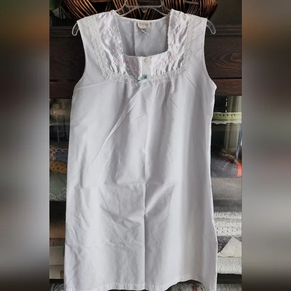 Vintage Elegant White Button-Down Nightgown Set - Picture 11 of 11